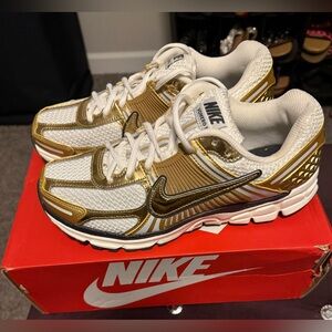 Authentic Nike Vomero 5 Metallic Gold & White Running Shoes
Women 11, Men 9.5